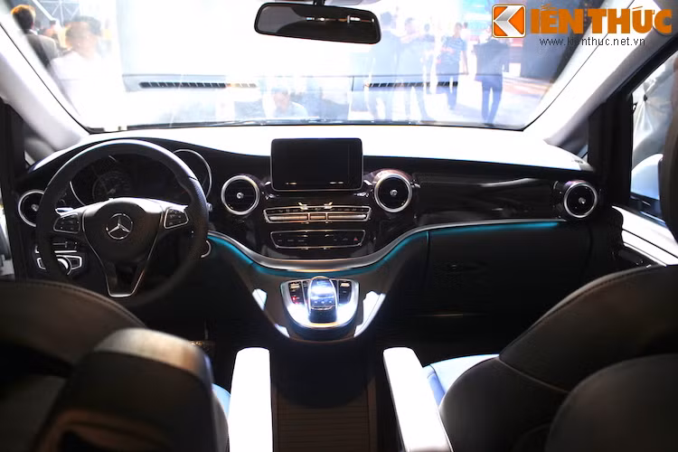 Sự sang trọng, đẳng cấp cũng được thể hiện rất rõ qua cách thiết kế cabin của V220 CDI, khiến người ngồi có cảm giác như đang ở trong khoang lái của một chiếc xe du lịch của Mercedes.