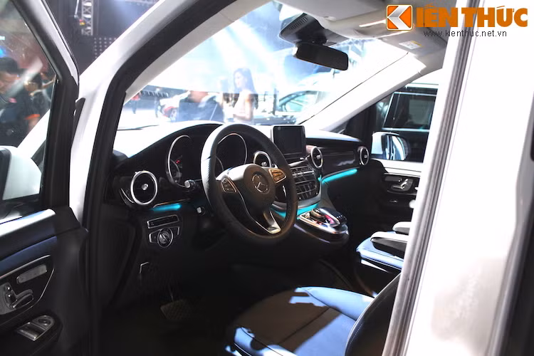 Những chi tiết nội thất sang trọng, vốn thường chỉ có trên mẫu xe hạng sang S-Class cũng được mang lên V220 CDI.