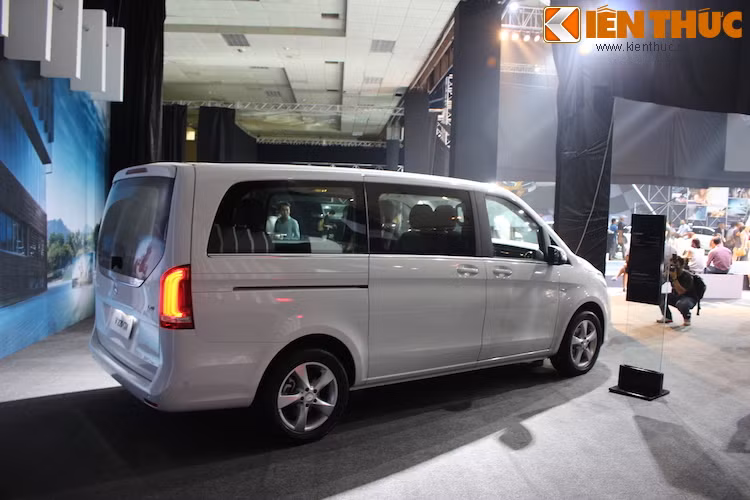 So với những mẫu xe van truyền thống, V-Class cũng có những đường nét thiết kế sang trọng với thân xe mềm mại hơn.