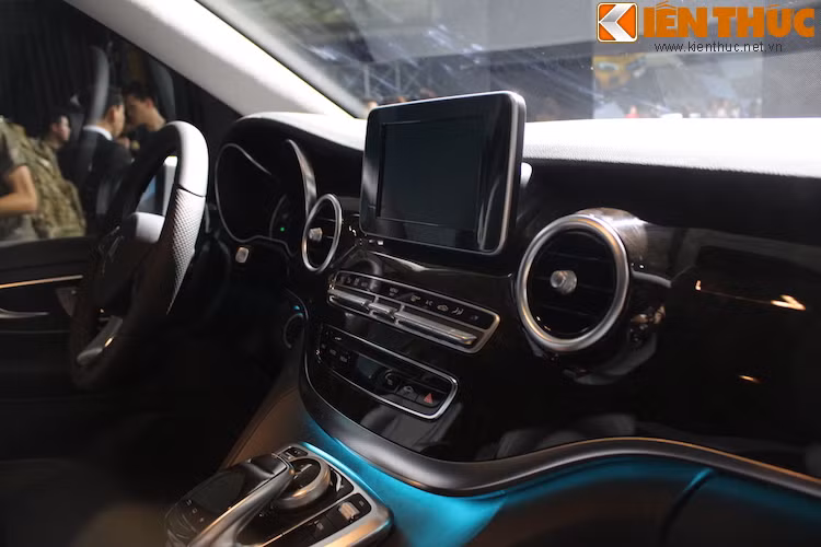 Trên bảng điều khiển trung tâm, chiếc xe cũng được trang bị hệ thống thông tin giải trí COMAND như bất kỳ dòng Mercedes hạng sang nào.