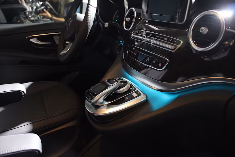 Trong khi đó, cụm nút điều khiển và trackpad tương tự S-Class được chuyển lên gần bảng táp-lô hơn.