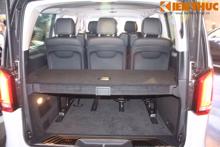 Ở phía sau hàng ghế thứ 3 là khoang hành lý ngăn thành 2 phần của xe. Bằng cách mở kính hậu, chủ xe có thể chất dỡ hành lý ở tầng trên mà không cần mở cả cửa hậu.