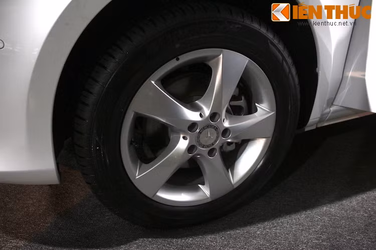 Bộ mâm 5 cánh đơn của xe cũng có thiết kế tương tự như một số phiên bản C-Class hiện tại.