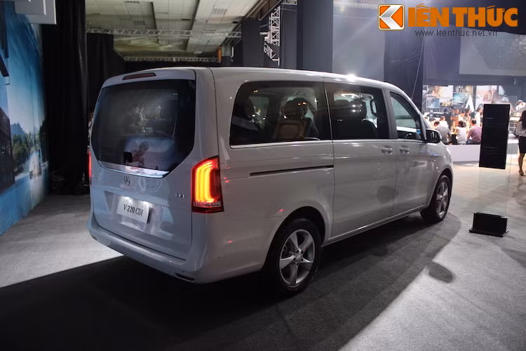 Tại Việt Nam, giá chính hãng của chiếc xe là 2,5 tỷ đồng.