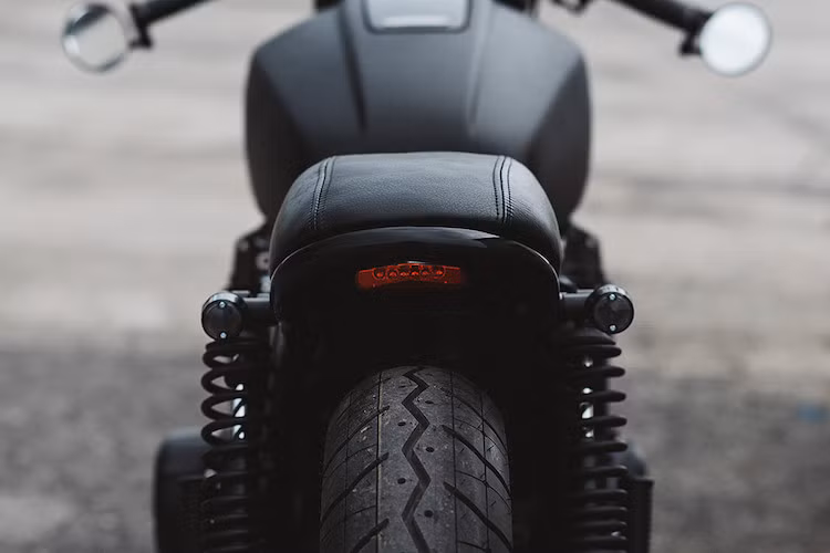 Ở phía sau, chiếc xe có đèn hậu LED nhỏ nhắn giấu dưới khung cùng hai xi-nhan nhỏ bên cạnh.