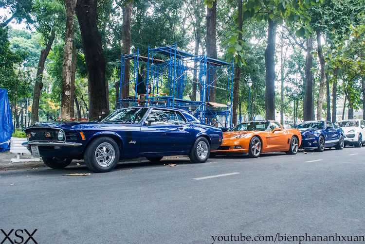 Dàn xe cơ bắp Mỹ vừa hội tụ trước dinh Độc Lập trong ngày Chủ Nhật vừa qua bao gồm Ford Mustang Coupe 1970, Chevrolet Corvette C6 và Ford Mustang Shelby GT500.