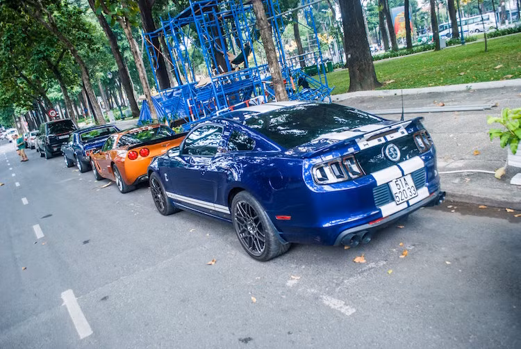 Xe có khả năng tăng tốc từ 0-100 km/h chỉ trong 3,5 giây và đạt tốc độ tối đa 325 km/h. Chiếc Mustang Shelby GT500 vừa xuất hiện tại dinh Độc Lập thuộc sở hữu của một thành viên trong CLB siêu xe Vietnam Team.