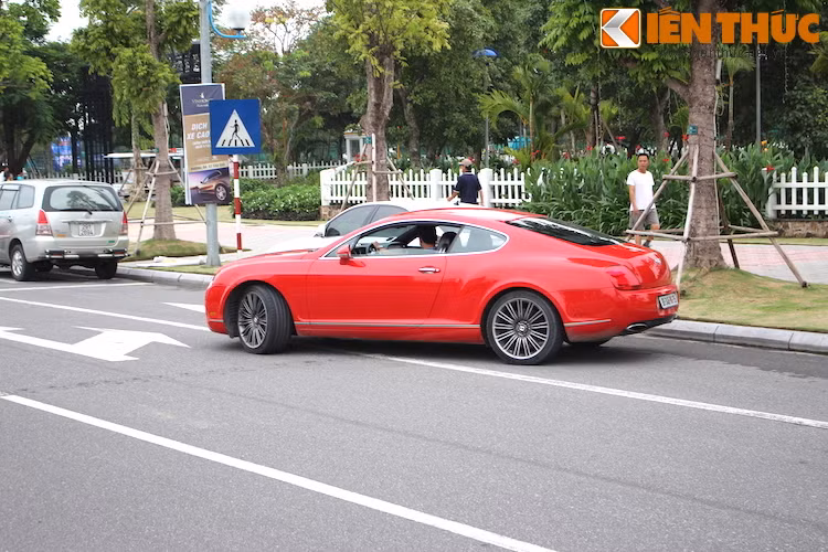 Ngay từ đầu giờ chiều, nhiều thành viên của diễn đàn Otofun đã đổ về địa điểm tổ chức là trung tâm thương mại Vincom Riverside Long Biên, Hà Nội. Trong số đó, có nhiều người sở hữu những chiếc xe "khủng" như Bentley Continental GT Speed này.