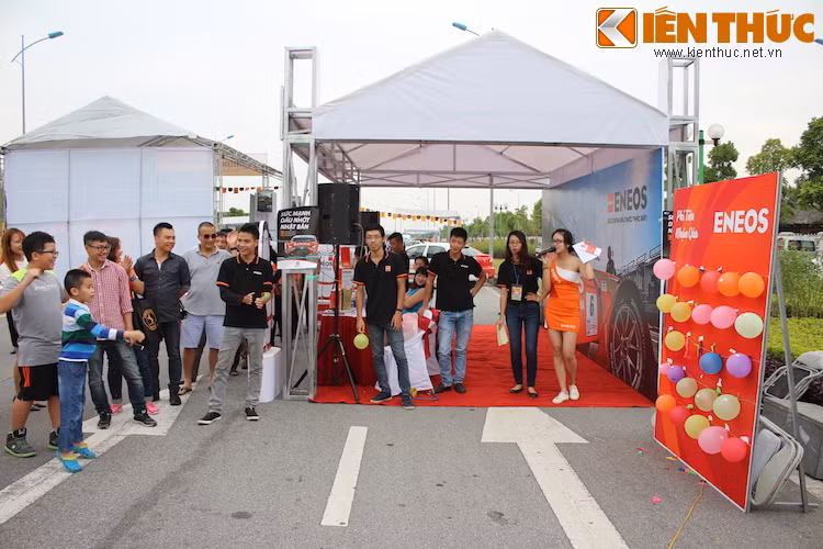 Trong khi đó ở gian Eneos, trò chơi ném phi tiêu vỡ bóng bay với các giải thưởng hữu ích đã được tổ chức.