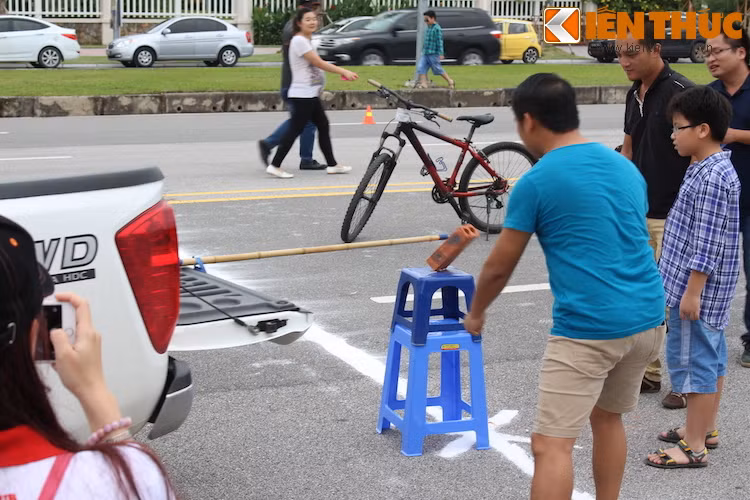 Cũng sử dụng xe bán tải, nhưng trò "Đóng gạch" lại yêu cầu khả năng phán đoán và điều khiển xe lùi của người lái trong điều kiện tầm nhìn kém. Trên một chiếc bán tải đã bịt hết gương, người lái sẽ phải lùi xe sao cho cọc tre gắn sau thùng chọc đổ viên gạch đặt ở vị trí định sẵn.