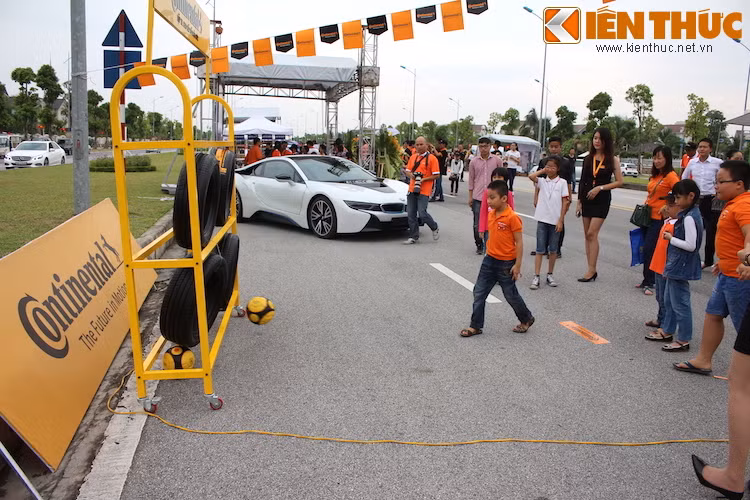 Ngoài những trò chơi dành riêng cho những người lái xe ôtô, tại các gian hàng của nhà tài trợ còn có nhiều trò chơi dành cho mọi lứa tuổi khác, điển hình như trò đá bóng vào vòng lốp ở gian Continental.
