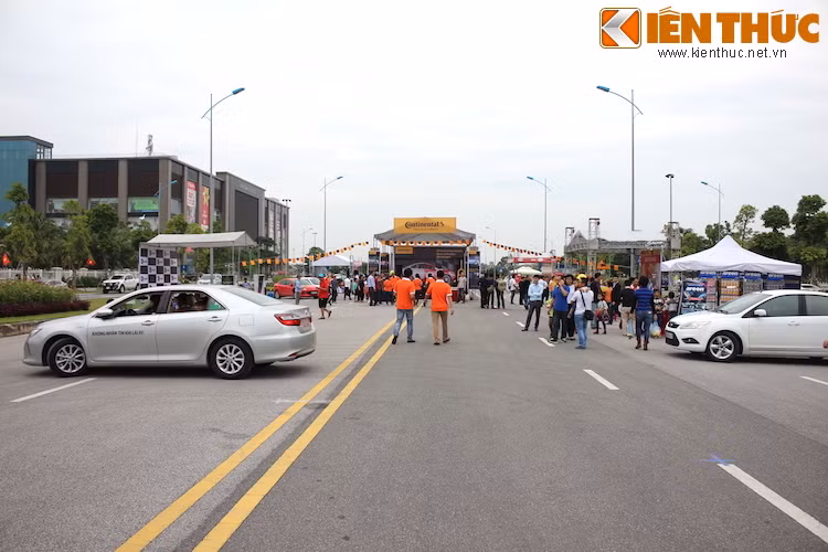 Với sự xuất hiện của một số gian hàng từ các nhà tài trợ, buổi sinh nhật của diễn đàn Otofun đã trở thành một ngày hội thực sự dành cho các thành viên và người thân của họ.