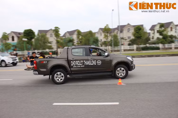 2 người trong đội cùng cầm mâm chứa nước (BTC đã chuẩn bị sẵn) lên thùng xe ngồi, sau đó lái xe đi 1 vòng zíc zắc theo sa hình rồi quay về điểm xuất phát. Sau đó, mâm chứa lượng nước còn lại sẽ được đổ vào một chai đã được BTC chuẩn bị, có ống đo lượng ml. Mỗi đội có 8 phút để di chuyển (không giới hạn số lần) và đổ nước vào chai, đội nào có lượng nước cao nhất sẽ chiến thắng.