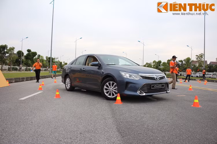 Đồng thời, họ còn được tham gia vào những trò chơi vui vẻ nhưng ý nghĩa có liên quan tới xe, chẳng hạn như trò "Không lái xe khi nhắn tin". Ở trò chơi này, người chơi sẽ phải lần lượt lái xe qua sa hình hẹp trong 2 lượt, với lượt 2 phải vừa cầm vô-lăng vừa nhắn tin qua điện thoại. Từ đó, họ có thể nhận ra tác hại của việc lái xe khi nhắn tin.