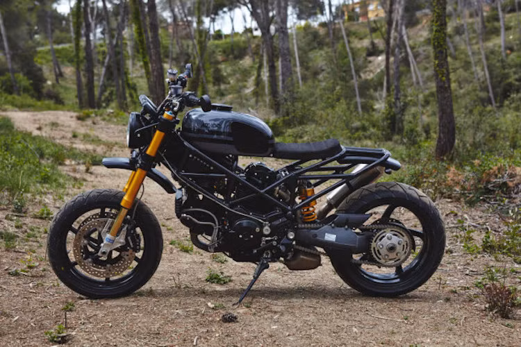 Ban đầu, vị khách này đã yêu cầu hãng độ làm một chiếc xe tương tự bản độ "Haptica" trước đó của xưởng, tuy nhiên Gonzalez đã đề xuất "dựng" lên một chiếc xe hoàn toàn khác biệt.