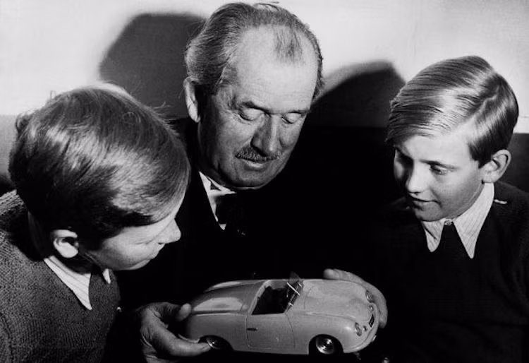 Ferdinand Piech (phải), cựu chủ tịch của Volkswagen, đồng thời là cháu nội của Ferdinand Porsche (giữa) là nhân vật quyết định tới sự tồn tại của Veyron. Cách đây nhiều năm, ông là người đầu tiên đề xuất ý tưởng tạo ra một chiếc siêu xe 1000 mã lực và đã bị nhiều kỹ sư cho là không thể. Tuy nhiên ông vẫn kiên quyết theo đuổi tới cùng dự án Veyron.