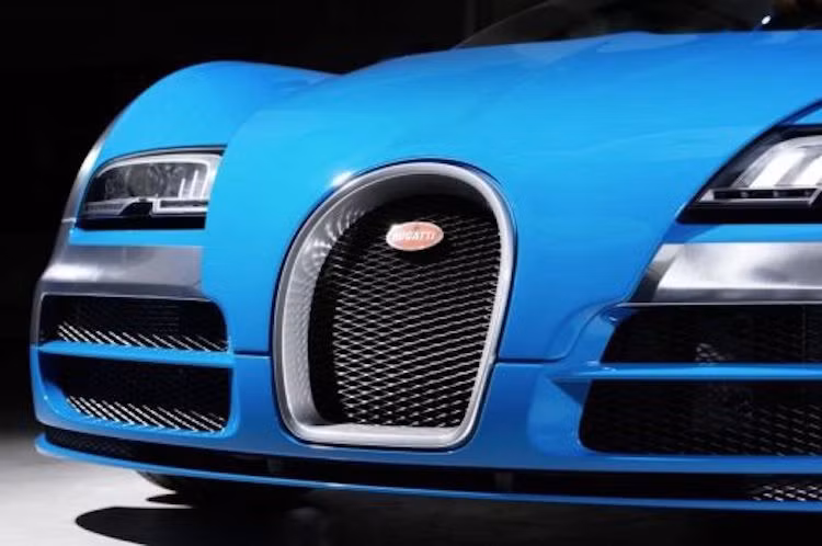 Ban đầu, l ưới tản nhiệt của Veyron được làm từ nhôm, tuy nhiên do chiếc xe có tốc độ quá cao nên vật liệu này không thể chịu nổi những vật thể bắn vào ở tốc độ cao. Đây là một vấn đề cũng xuất hiện khi máy bay ở trên cao. Cuối cùng, lưới tản nhiệt của Veyron đã được làm từ titan.