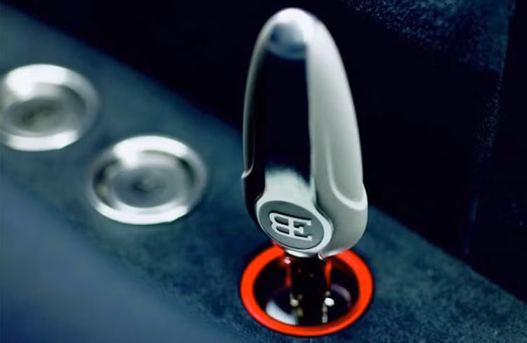 Để có thể vượt qua tốc độ 375 km/h, chủ xe sẽ phải cắm thêm một chiếc chìa khoá đặc biệt ở bên cạnh ghế lái. Khi cắm chìa này vào, thân xe sẽ tự hạ thấp 6,3 cm, góc cánh đuôi giảm đi 2 độ, các khe hút gió phía trước đóng lại và góc lái bị hạn chế.