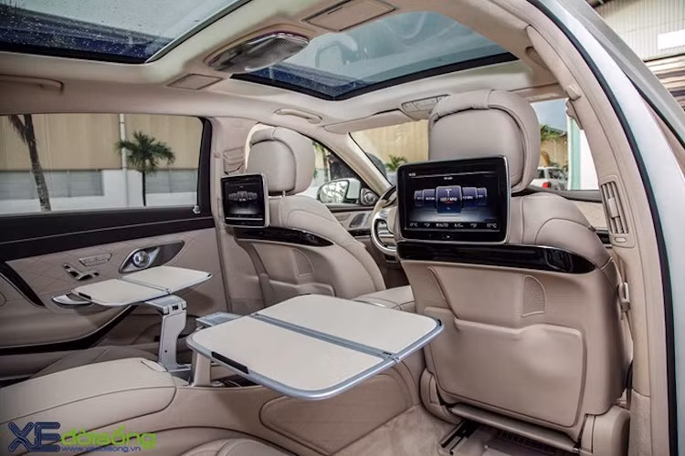 Những hệ thống thông tin giải trí kèm màn hình được trang bị trên lưng ghế trước, kèm theo các bàn gấp nhỏ gọn giúp các "VIP" có thể làm việc ngay trong khi di chuyển.