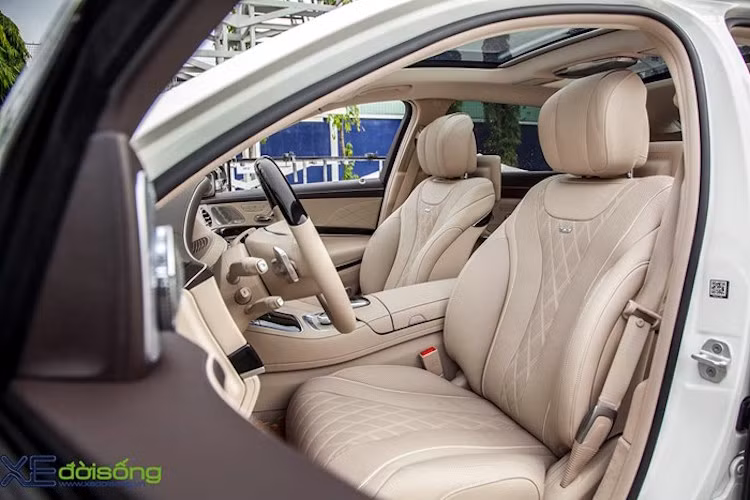 Không chỉ có những hành khách ngồi băng ghế sau mới được tận hưởng sự xa hoa của Maybach S600, hàng ghế trước cũng được trang bị những tiện nghi mà ngay cả nhiều mẫu xe cao cấp cũng chỉ có ở "trong mơ"