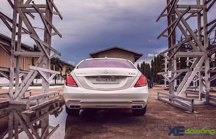 Trong khi phiên bản màu đen tạo cho Maybach S600 một ấn tượng về sự bề thế, "uy nghi" thì ngược lại, màu trắng khiến chiếc xe có vẻ "nhẹ nhàng", tinh tế và lộng lẫy hơn. Ảnh: Hiếu Lam