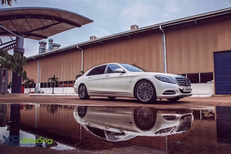 Bên cạnh sự khác biệt về kích thước, điểm giúp nhận biết Maybach S600 với những chiếc S-Class khác là logo chữ M kép nằm trên cột C, cùng dòng chữ Maybach ở phía sau nắp khoang hành lý.