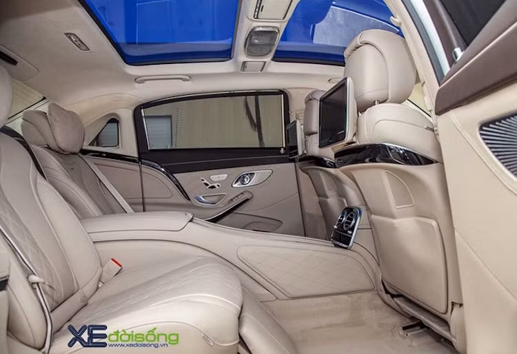 Nhờ có chiều dài cơ sở lớn, 2 hành khách ở hàng ghế sau có một không gian cực kỳ thoải mái và rộng rãi.