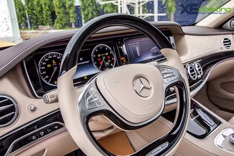 Tay lái của xe có thiết kế 2 chấu độc đáo, cực hiếm khi xuất hiện trong thế giới xe dân dụng.