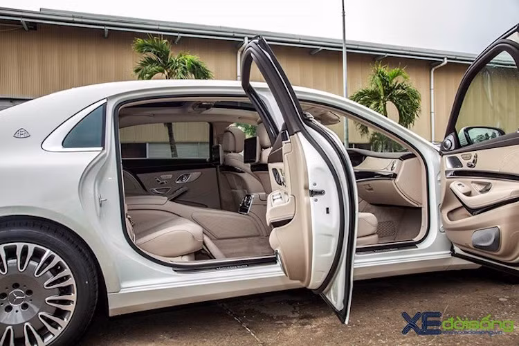 Mở cánh cửa sau của Maybach S600 ra, nội thất siêu sang dành cho các "VIP" hiện ra hoàn toàn trước mắt.