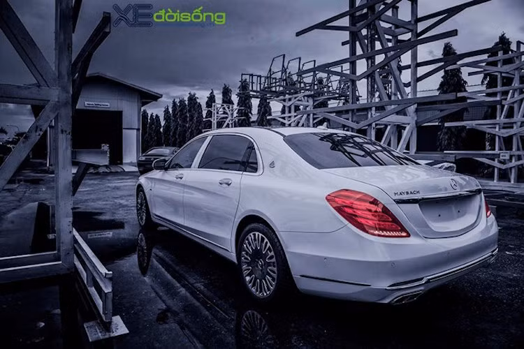 Có thiết kế dựa trên thế hệ S-Class mới (W222), cụ thể hơn là phiên bản S600L, nhưng Maybach S600 dài hơn tới hơn 200mm. Chiều dài tổng thể của xe là 5.453mm, cùng với khoảng cách trục cơ sở 3.365mm.
