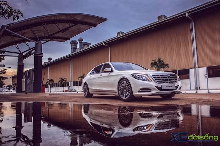 Maybach S600 sở hữu động cơ tăng áp kép V12 6.0L, với công suất tối đa 523 mã lực và mô-men xoắn cực đại 830Nm. Xe có thể tăng tốc 0-100km/h trong 5 giây và đạt tốc độ tối đa giới hạn tại 250km/h.