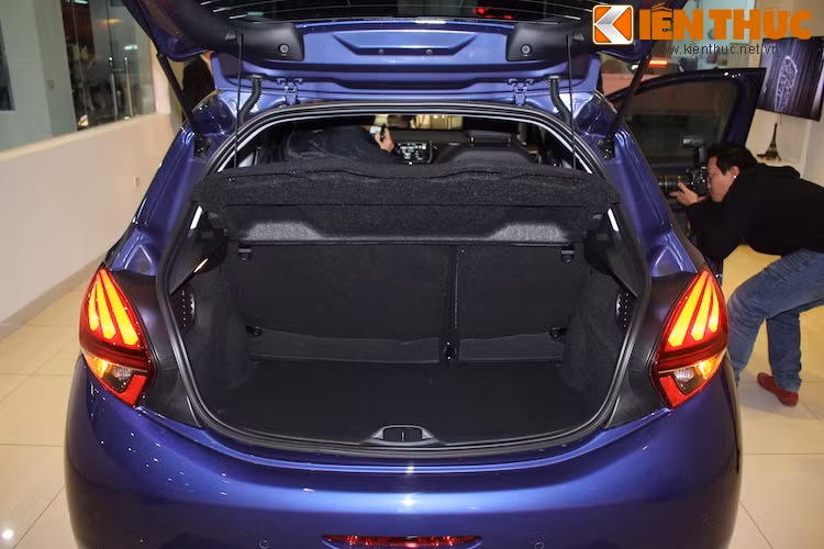 Khoang hành lý phía sau có thể tích đạt 311 lít và có thể được mở rộng hơn nữa nhờ có lưng ghế sau với khả năng gập 60/40.