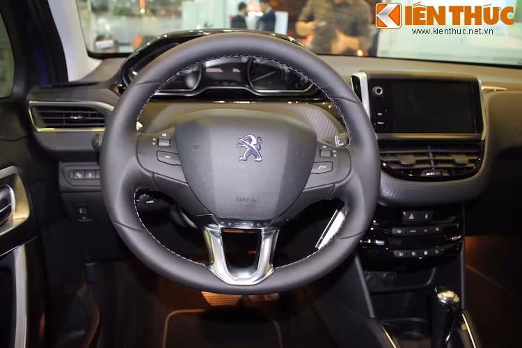 Các trang bị hỗ trợ người lái của 208 2016 khá đa dạng với hệ thống hỗ trợ đỗ xe tự động, camera lùi, hệ thống giới hạn tốc độ và giữ ga tự động (Cruise Control). Theo chuẩn châu Âu, xe cũng sở hữu tới 6 túi khí trong khoang lái.