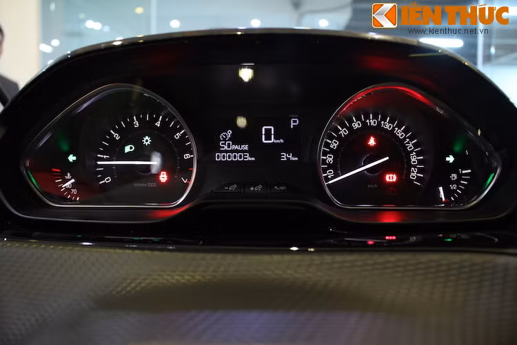 Bảng đồng hồ được đặt nhô cao, với các thông tin hiển thị màu trắng trên nền đen dễ quan sát, nhưng không khiến người lái xao nhãng khỏi việc lái xe. Giữa hai đồng hồ báo tua và báo tốc là một màn hình hiển thị đa thông tin nhỏ.