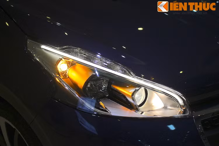 Cụm đèn pha của chiếc xe sắc sảo với 2 tông màu xám và chrome. Đi theo xu hướng chung của ngành thiết kế xe Thế giới, 208 cũng có đèn chiếu sáng ban ngày LED và đèn pha dạng thấu kính projector.