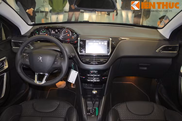 Bên trong nội thất, 208 mới vẫn giữ nguyên phong cách thiết kế i-Cockpit của phiên bản cũ và đem tới cảm giác khá thể thao và tiện dụng với tay lái nhỏ và số nút bấm được rút gọn.
