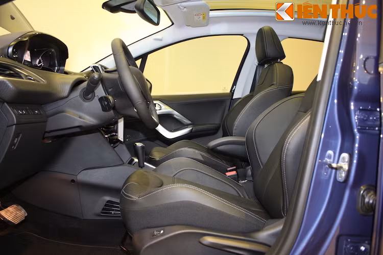 Các ghế ngồi của 208 có thiết kế ôm lưng như xe thể thao và được bọc da hoàn toàn. Xe được trang bị hệ thống điều hòa 2 vùng độc lập.