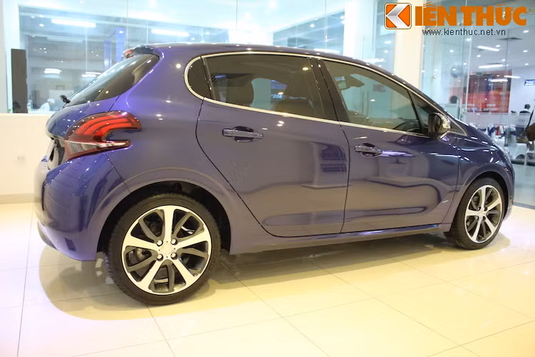 Hai bên thân xe vẫn được giữ nguyên thiết kế, không có sự thay đổi nào ngoài ốp gương mạ chrome. Với đời 2016, Peugeot cũng bổ sung thêm cho 208 màu xanh mới như trong hình.