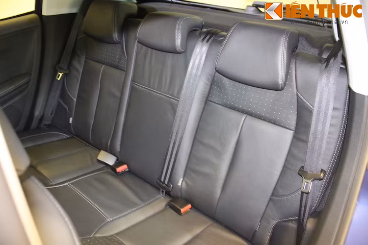 Hàng ghế sau cũng được bọc da hoàn toàn. Bên trong nội thất của 208 phiên bản nâng cấp cũng được trang bị sẵn hệ thống âm thanh Arkamys 6 loa.