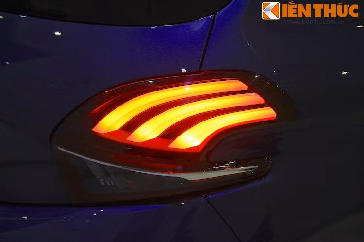 Tuy nhiên, cụm đèn hậu đã được thiết kế lại hoàn toàn với 3 dải LED chiếu sáng đầy ấn tượng.