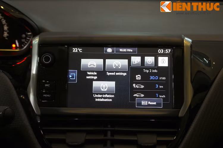 Ngoài ra, các thông tin khác về chiếc xe như áp suất lốp, các cài đặt... đều được tích hợp trên hệ thống thông tin giải trí với màn hình cảm ứng 7 inch kèm kết nối smartphone qua Bluetooth hay USB.