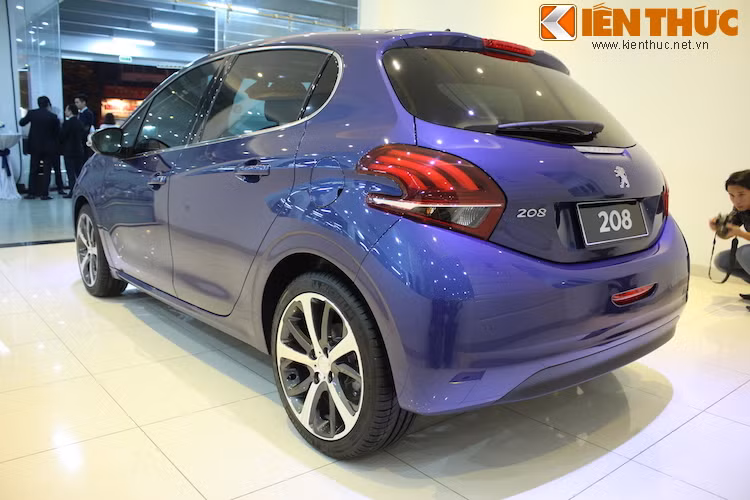 Phần cản sau của 208 mới cũng được giữ nguyên so với phiên bản cũ.