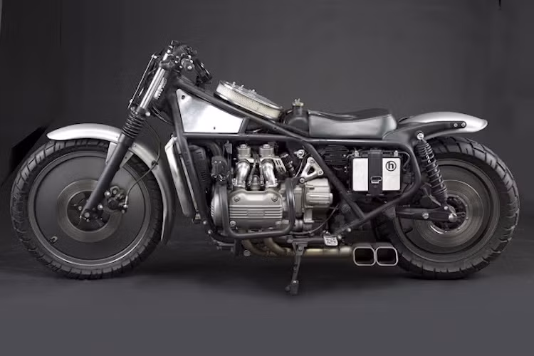 Vốn là một nhà thiết kế, Scott nhanh chóng "định hình" được kiểu dáng cuối cùng của chiếc Goldwing sau khi độ: một chiếc xe với dáng bagger, với những chi tiết kim loại "trần trụi" theo phong cách trong phim Mad Max.