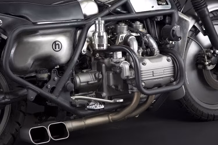 Ống xả là một trong những chi tiết khiến Scott tự hào trên No.5, khi nó có thiết kế đẹp mắt và âm thanh có thể khiến những chiếc Harley Davidson cảm thấy "xấu hổ".