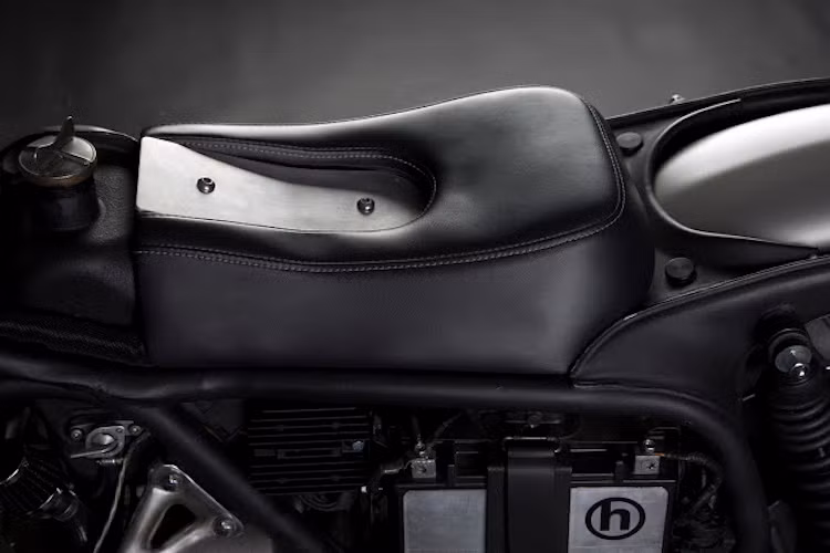 Những chi tiết độ cuối cùng bao gồm yên với thiết kế độc đáo và bộ giảm xóc Progressive cho bánh sau, trước khi lớp vỏ trần trụi của xe được sơn trong suốt, trong khi các chi tiết khác được sơn đen mới.