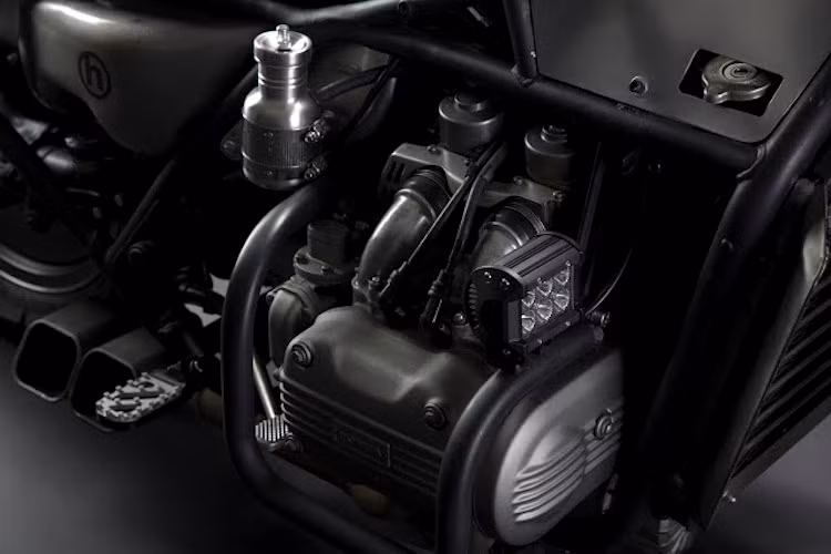 Sau khi "rã" toàn bộ chiếc Goldwing ra, Scott bắt đầu làm sạch từng chi tiết của động cơ 4 máy phẳng, trước khi sơn và lắp ráp lại nó. Sau đó, anh đã đặt hàng những tấm ốp mâm kín bằng nhôm của Mooneyes để ốp vào các bánh xe.