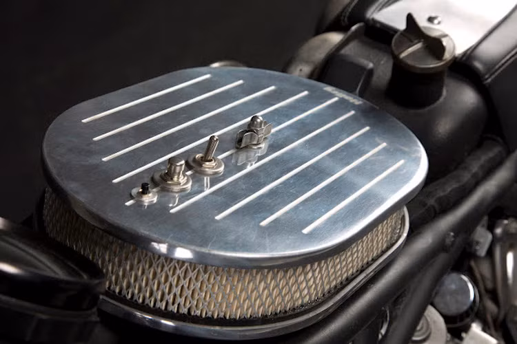 Ở thế hệ Goldwing này, bình xăng thật của xe nằm dưới yên. Chính vì vậy Scott đã bỏ đi "bình xăng" phía trước và thay vào đó là lọc gió Holley cho 4 chế hoà khí của xe.