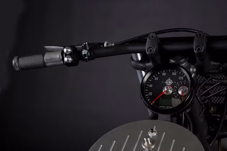 Cụm công tắc gốc của Goldwing được thay bằng loại nhỏ hơn của MotoGadget, nằm trên tay lái mới dạng xe đua drag. Để giảm tối đa số dây dẫn trên xe, Scott đã sử dụng đồng hồ tốc độ chạy GPS tích hợp báo tua.