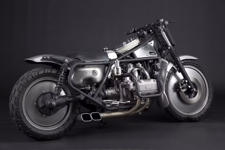 Khi được hỏi về điều gì của No.5 Goldwing khiến anh thích nhất, Scott đã trả lời rằng đó là việc điều khiển chiếc xe, vì nó ồn ào, tốc độ và thu hút ánh mắt của tất cả mọi người trên đường.