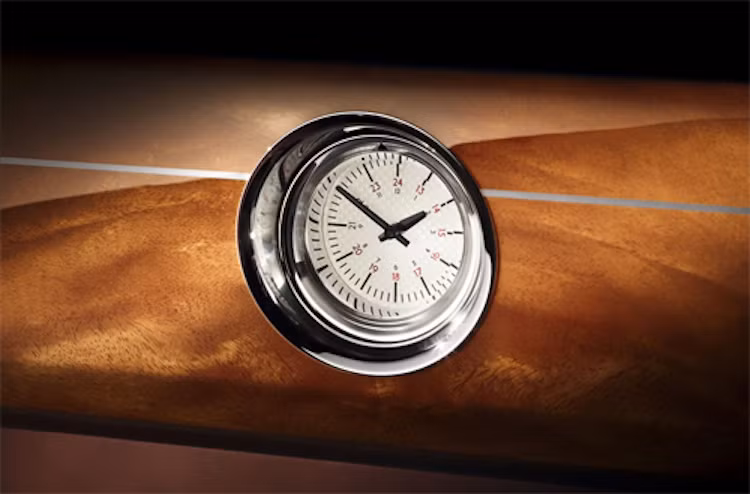 Có thiết kế giản dị hơn, đồng hồ trên phiên bản Phantom Pinnacle Travel có về mặt mô phỏng những chiếc la bàn của các nhà thám hiểm "quý tộc" thời xưa.